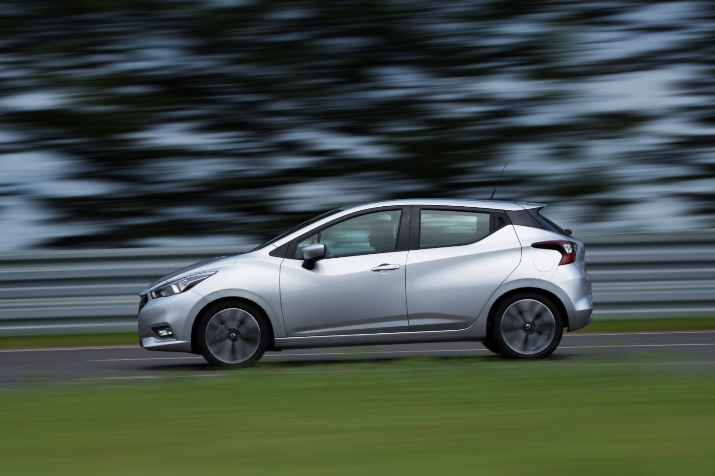 A distinct V is also seen at the window split for the Micra, creating the beltline and roofline at the A-pillar
