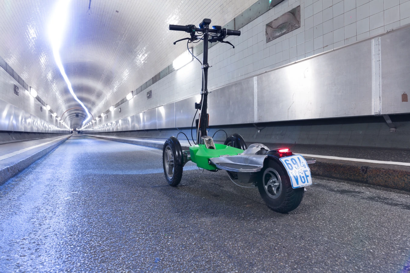 The Sport model can travel at speeds up to 21.7 mph (35 km/h)