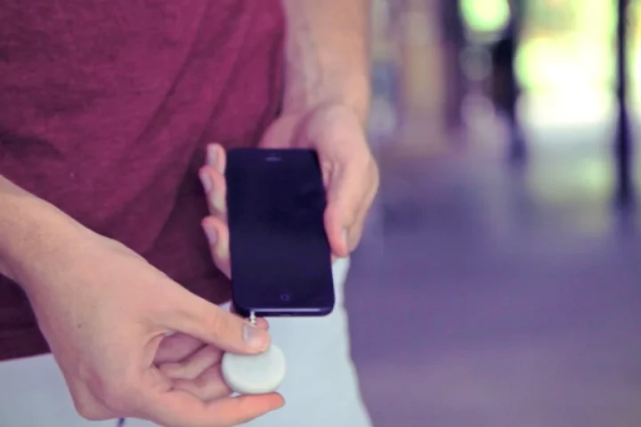 The FloJack is a small disc-shaped NFC reader/writer for Apple mobile devices that conveniently plugs into a 3.5-mm audio port