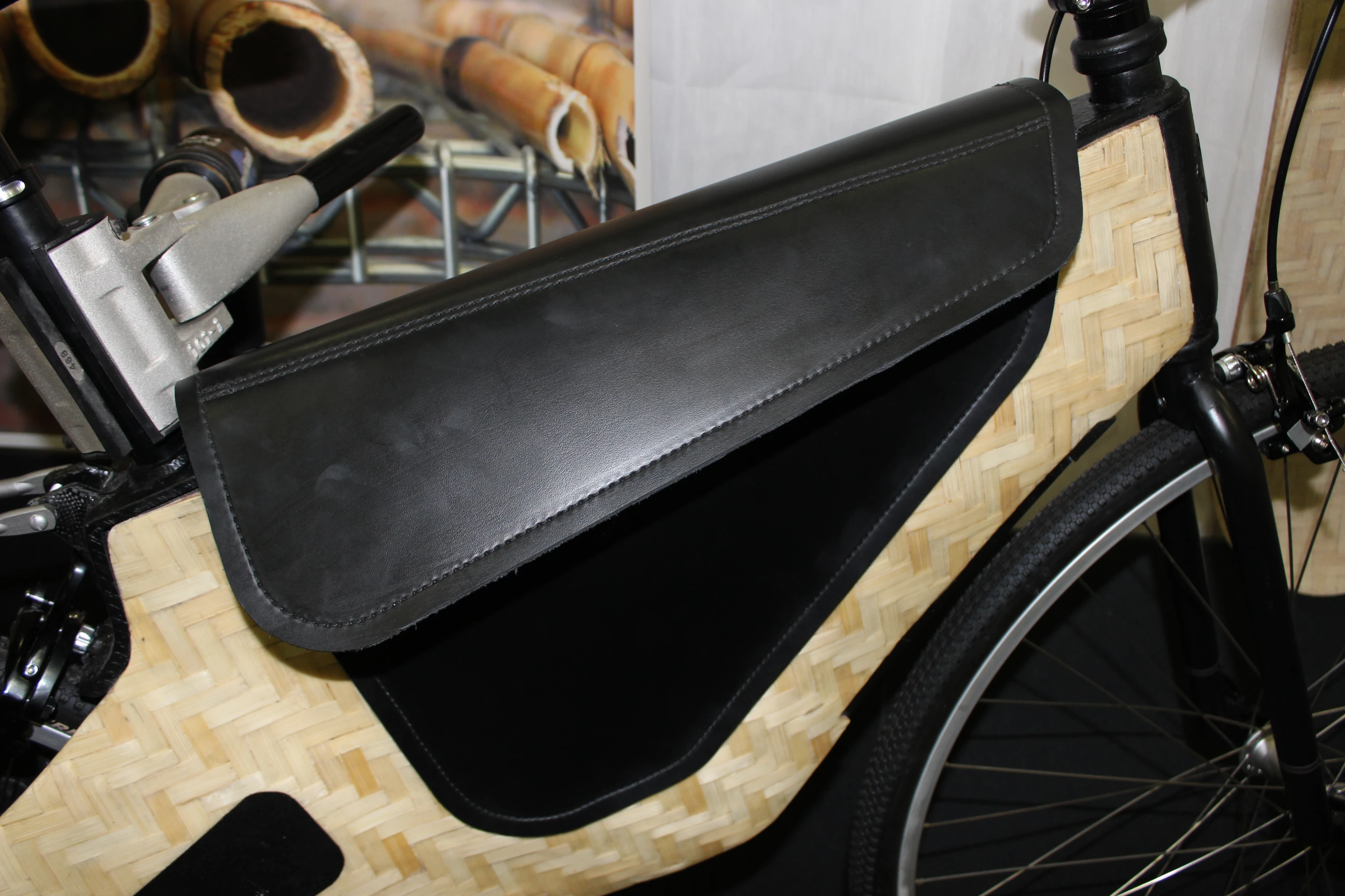 Adding some functionality to the Bamboost is a semi-rigid hand-made leather cargo bag that sits inside the frame while the bike is in use, but that can be removed and carried with the rider when it’s parked (Photo: Ben Coxworth/Gizmag)