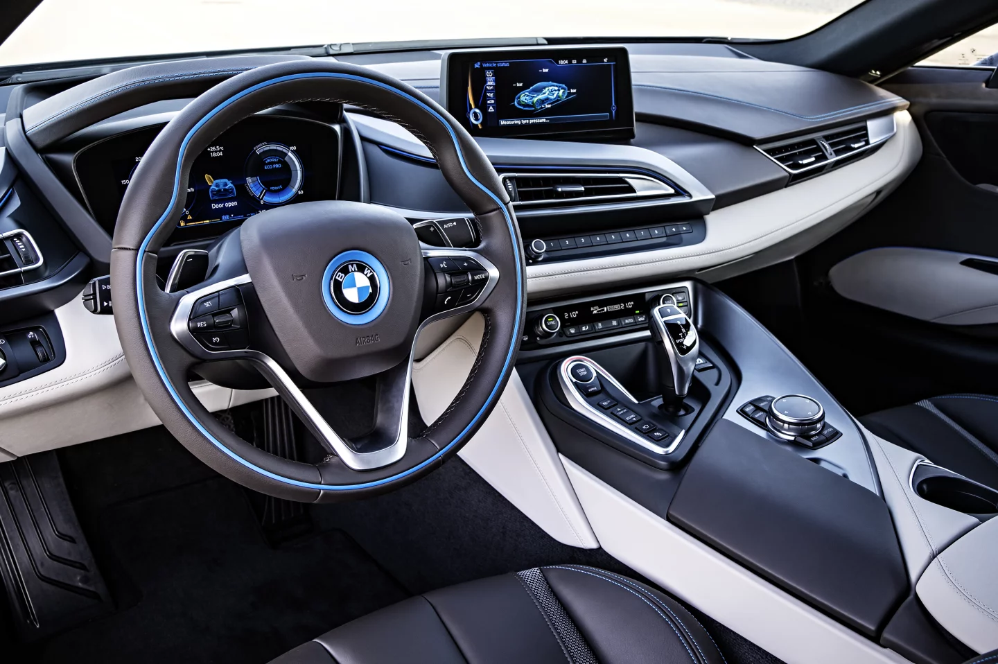 The BMW i8 - steering wheel and dash