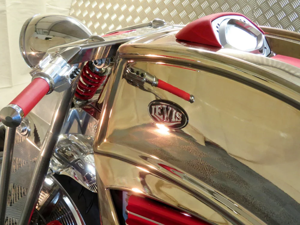 The bodywork of the 2018 Levis V6 Café Racer consists of stainless steel sheets attached directly to the frame tubes