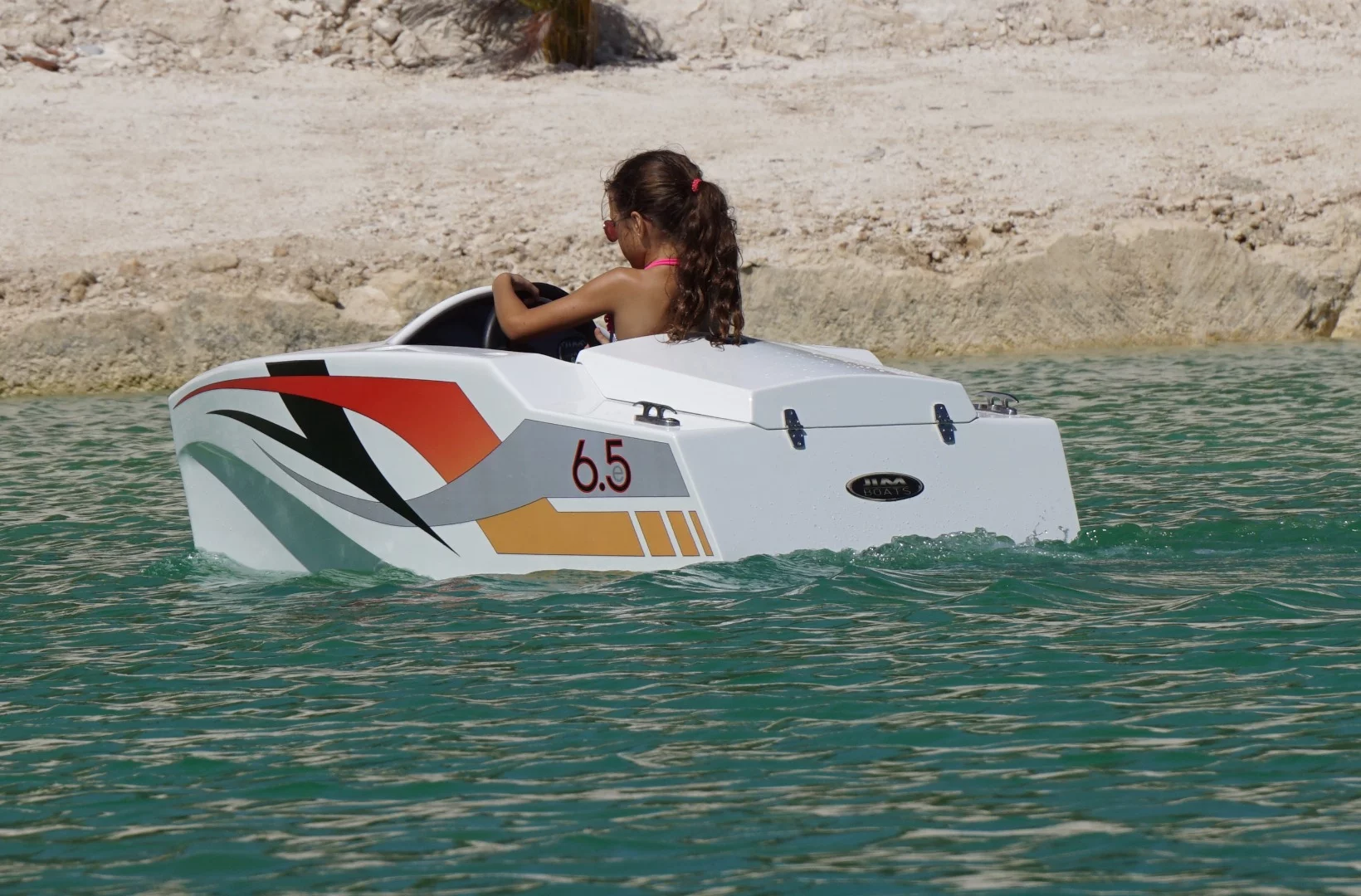 The JimBoat is 6.5 ft long, weighs 75 kg (165 lb), and with an electric motor providing 55 lb of thrust via an enclosed 3 blade propeller, it's capable of 5.5 knots