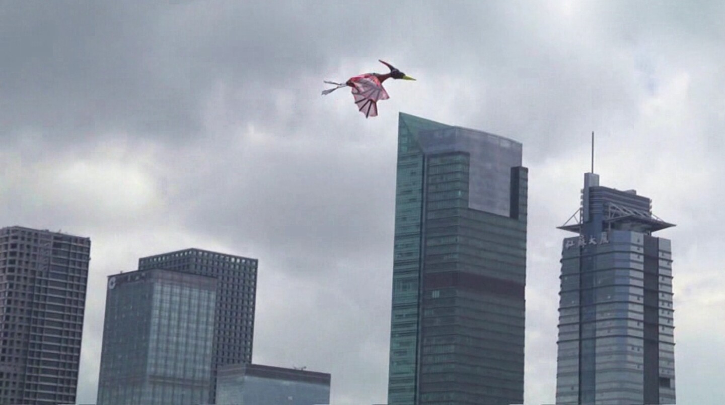 Remotecontrol Flying Pterodactyl flaps its wings and screeches