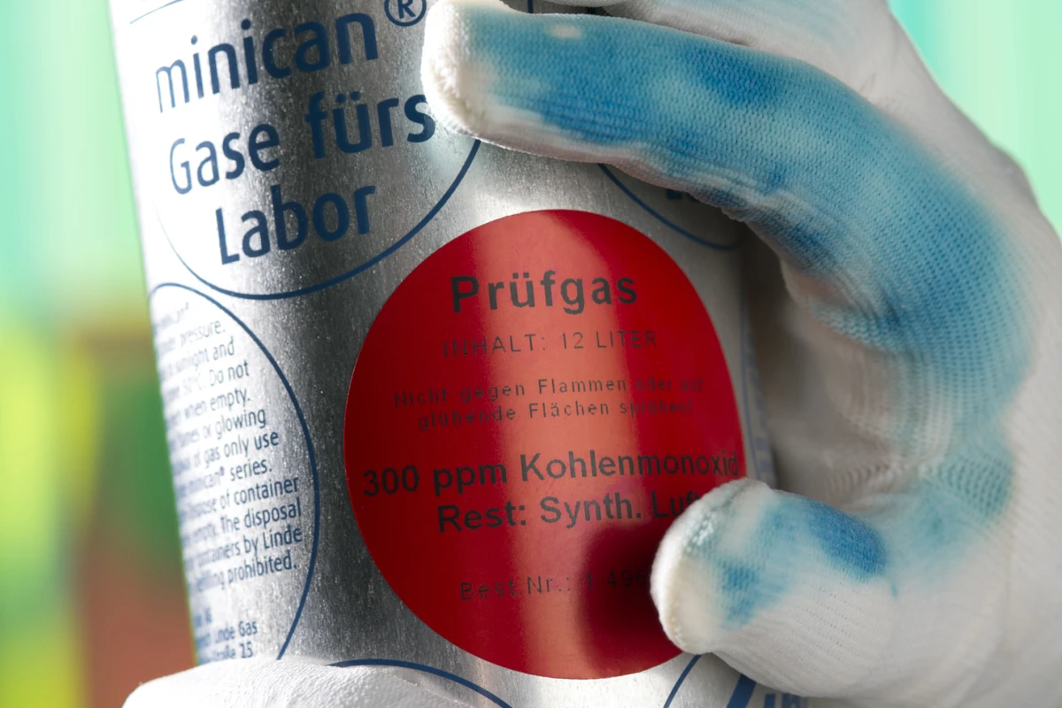 Scientists in Germany have developed a protective glove that warns lab workers of toxic substances in the air by immediately changing color (Copyright: Fraunhofer EMFT)