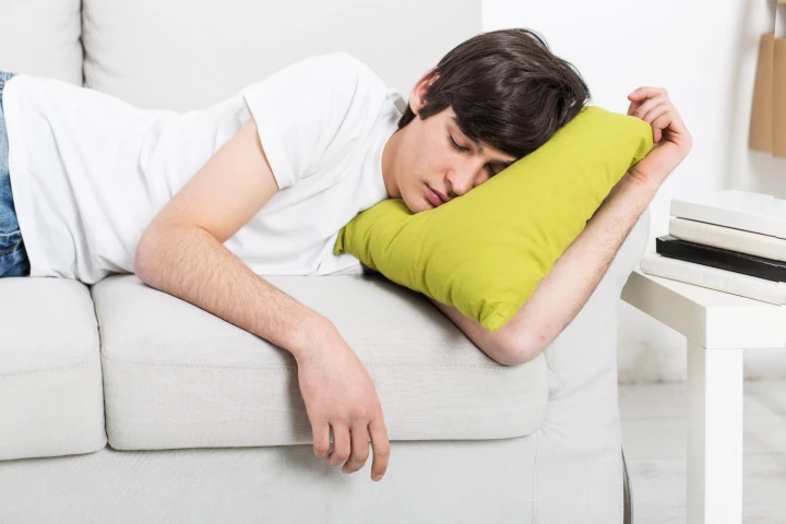 The study found 5 hours sleep plus a 90 minute afternoon nap was better for a teenager's overall mood and memory, than a single six and a half hour overnight sleep