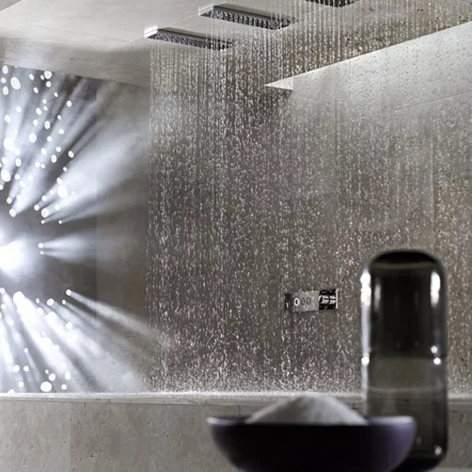 The Horizontal Shower features six "Water Bar" showerheads