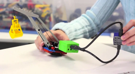 This ATOMS-built crane slows down when the lights dim