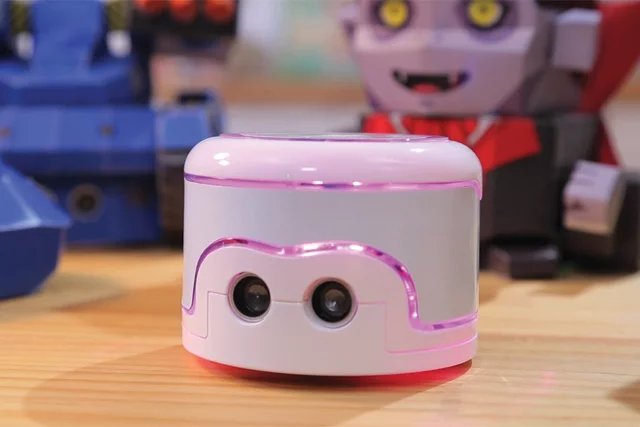 Each Kamibot packs LEDs, which can have color changed through the mobile app