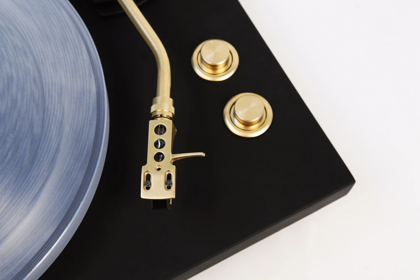 The gold-colored S-shaped tonearm that ends in either an AT95E or OM5e cartridge