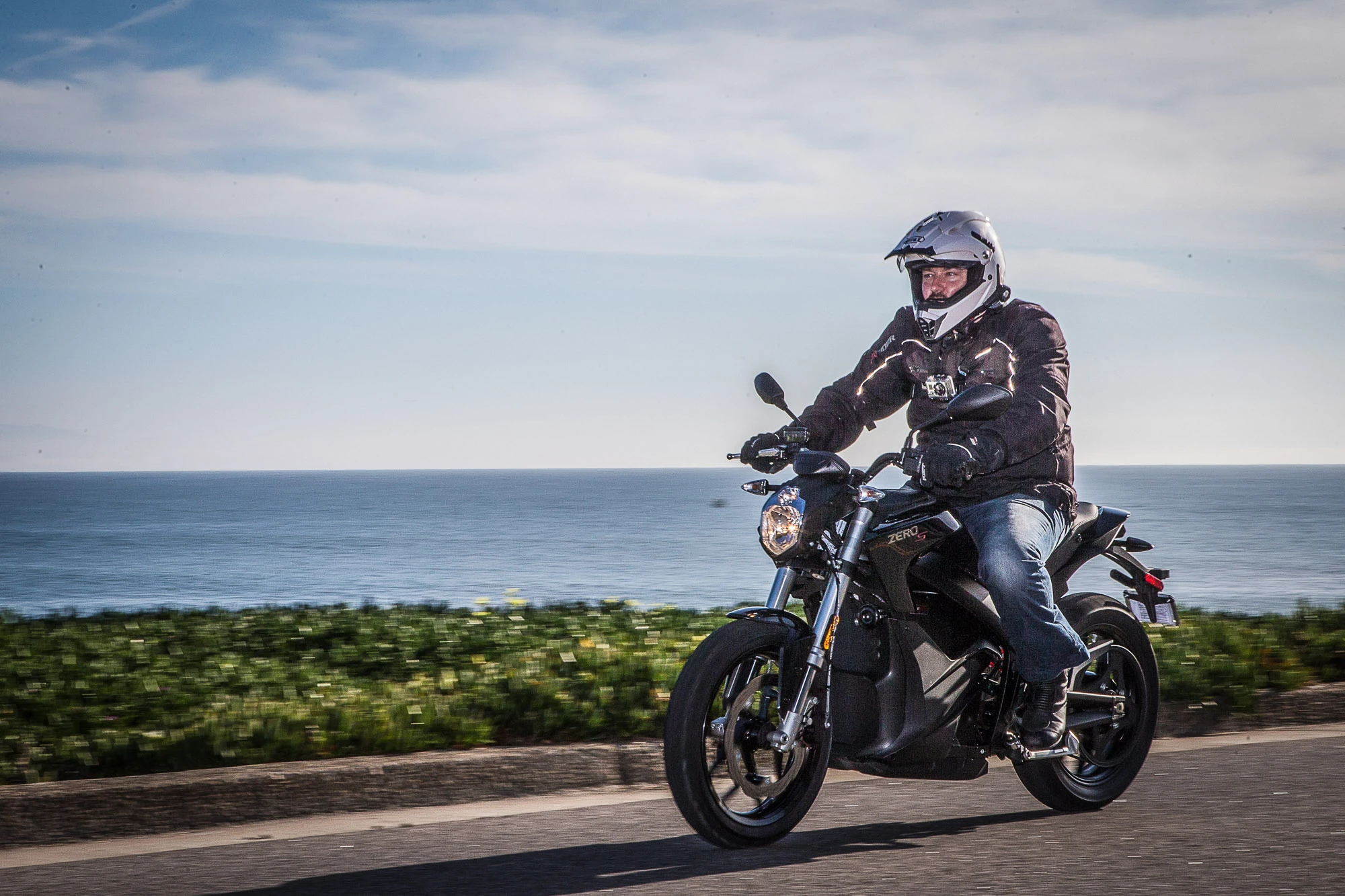 2015 Zero S - compact riding position feels almost meek next to the brutish DS (Photo: Andrew Wheeler/AutoMotoPhoto.com)