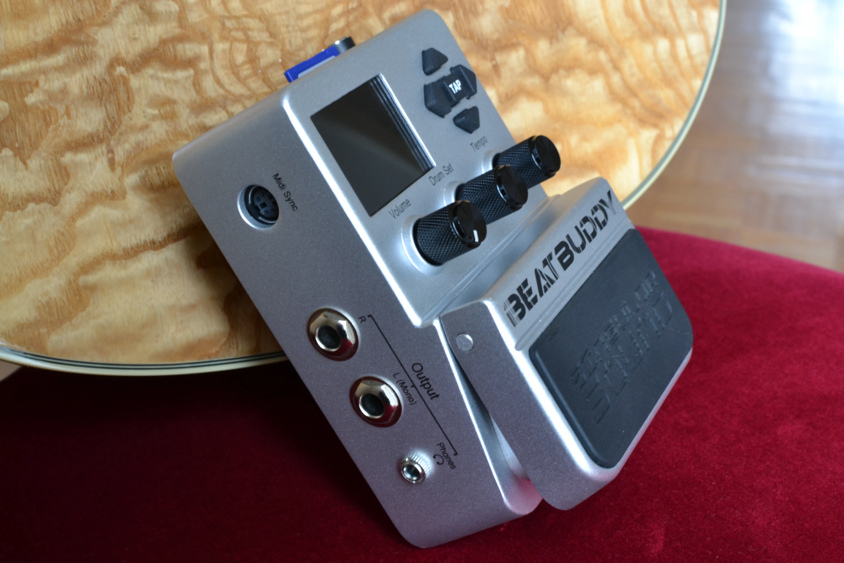 The left side of the pedal has a 3.5 mm output jack for connecting headphones, 6.4 mm left/right (mono or stereo) output jacks and a MIDI sync port (Photo: Paul Ridden/Gizmag)