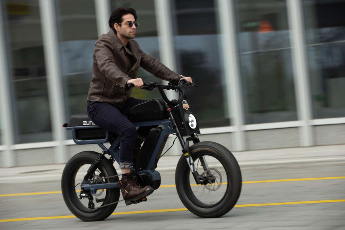 Mopedstyle ebike can be optioned with three batteries for 220mile range