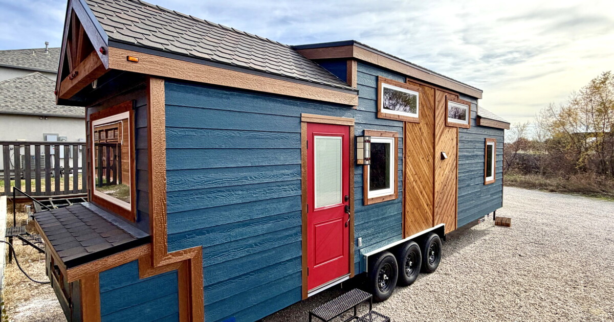 Coastal-themed tiny house fits flexible full-time living into 32 ft