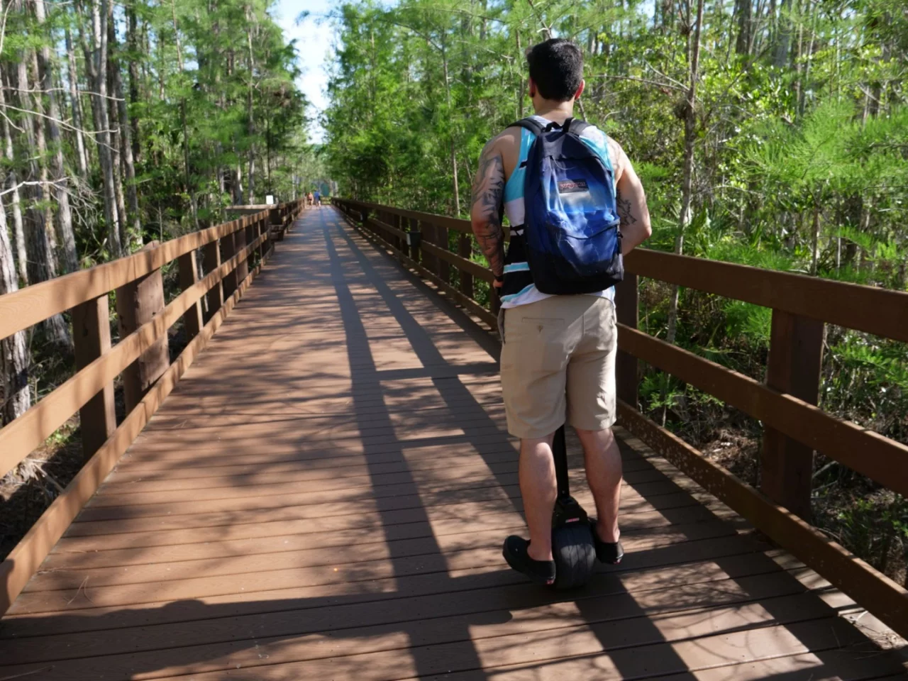 The Uno Bolt Mini can reportedly go up to 15 miles (24 km) on a one-hour charge of its standard LG lithium-ion battery pack, or 23 miles (37 km) if buyers go for the long-range battery