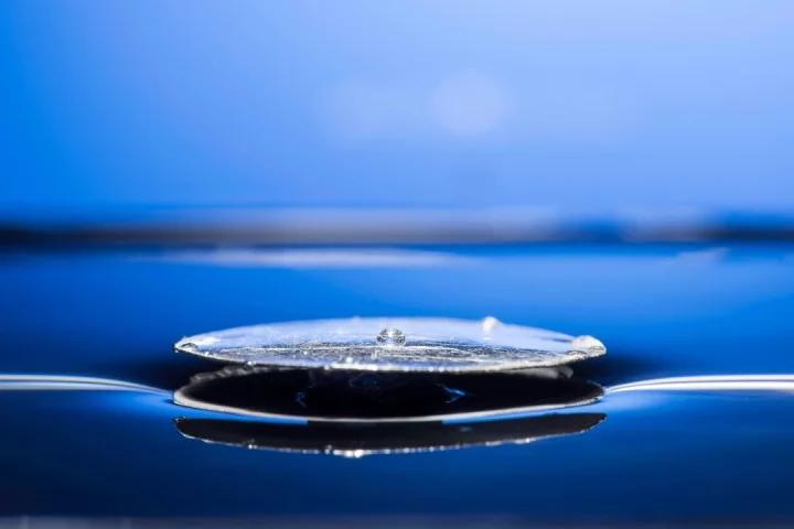 An "unsinkable" metal floats on top of water, thanks to being superhydrophobic