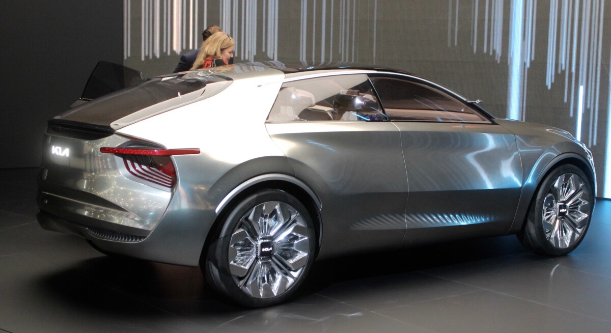 The striking body of the Imagine by Kia has had six layers of chrome-effect silver paint applied by hand and then topped with a bronze tint that appears to react to changing light conditions to enhance the vehicle's lines and curves