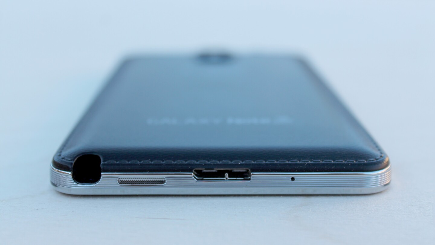 Bottom edge of the Note 3