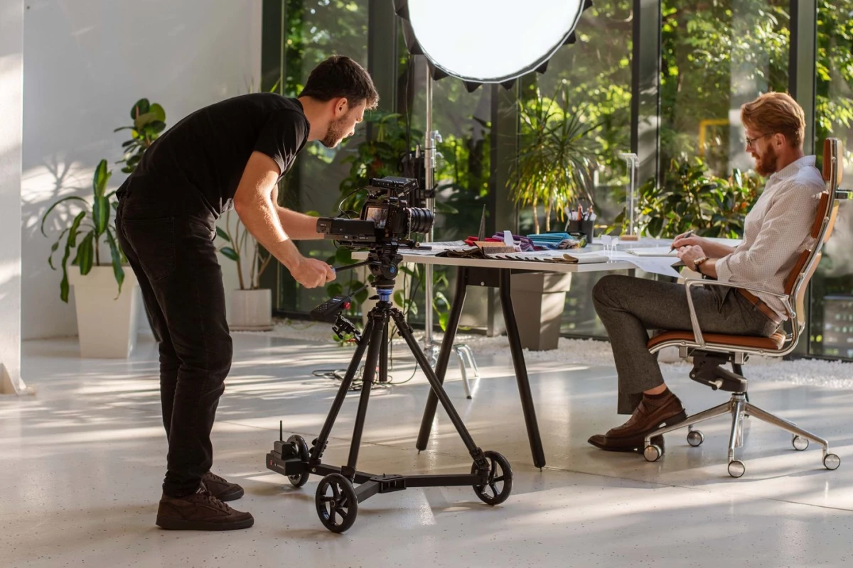 Users can still manually pan and tilt the camera as the Hyperdolly is in motion