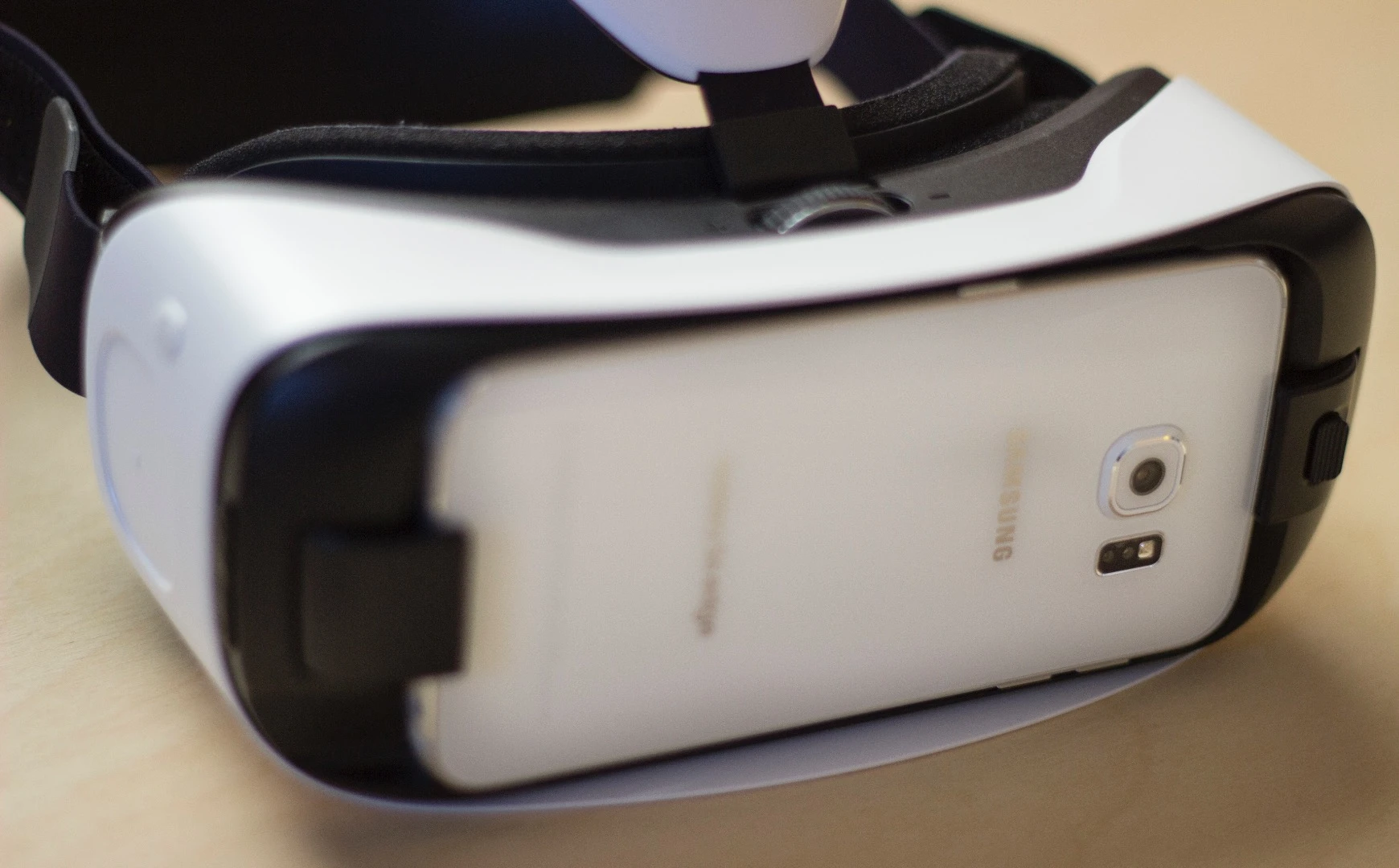 The Galaxy S6 edge inside the new Gear VR (Photo: Will Shanklin/Gizmag.com)
