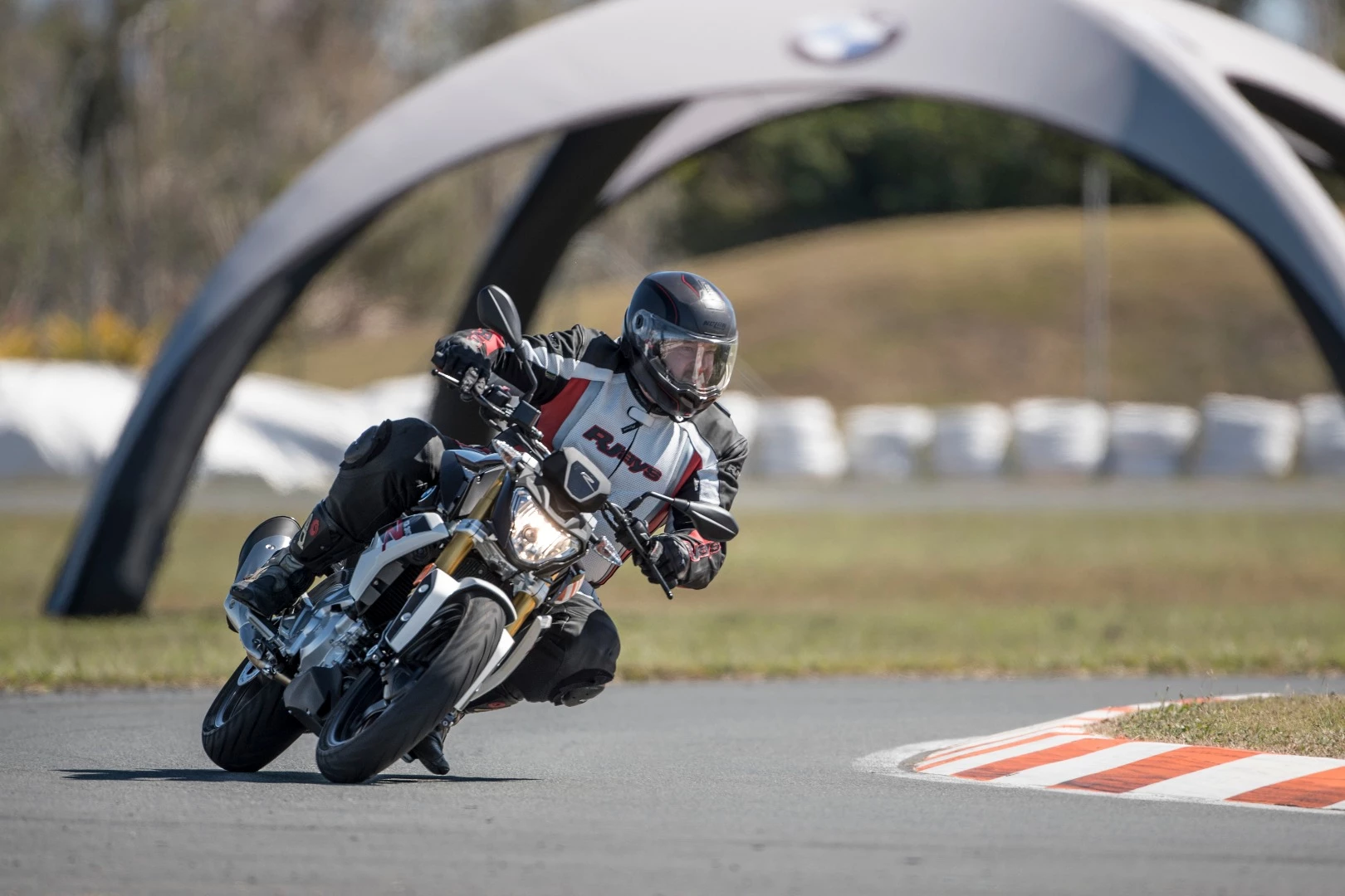 BMW G310R: simple, affordable and fun machine with a prestige badge on the tank