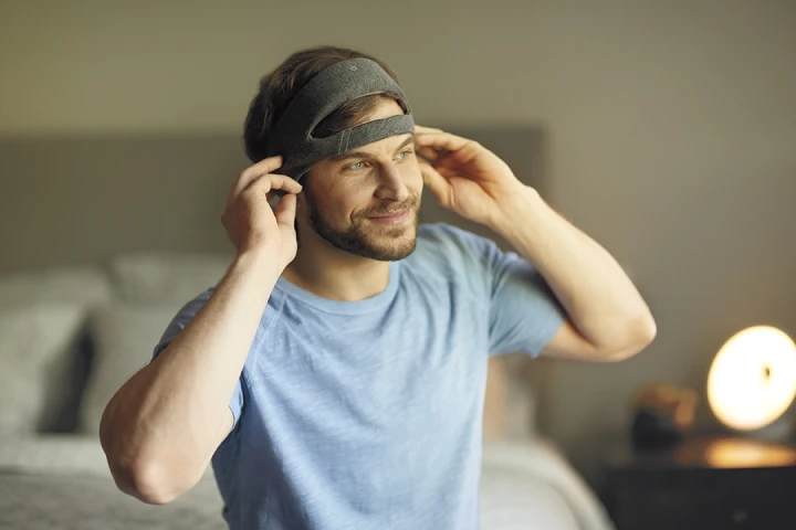 Philips SmartSleep headband plays customized audio tones through integrated speakers