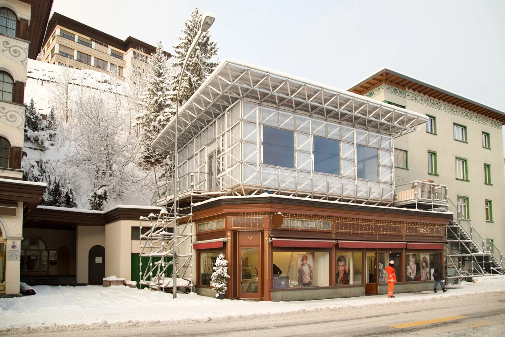 The ICEhouse has an aluminum frame, polycarbonate walls and roofing, aerogel insulation and Nylon 6 parts