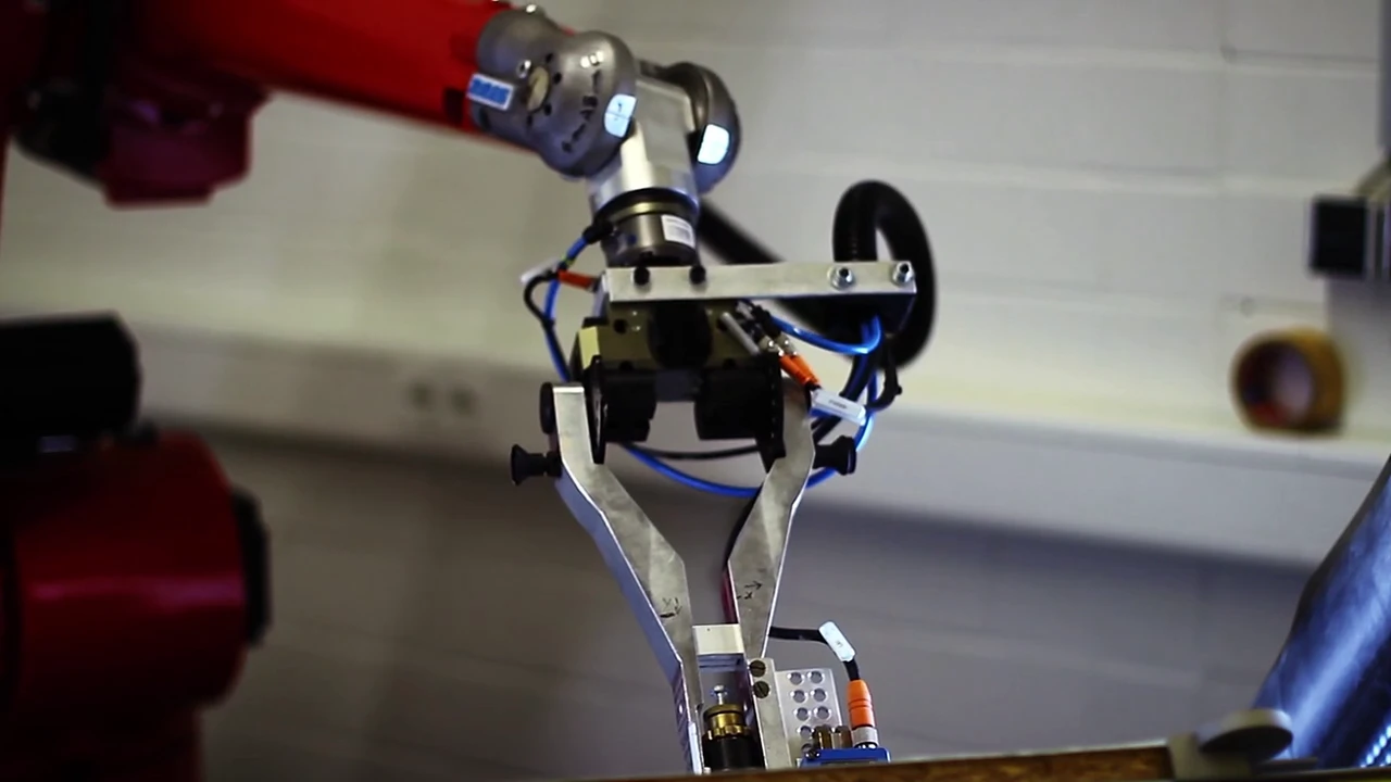 Different brushes can also be selectively attached to the robot