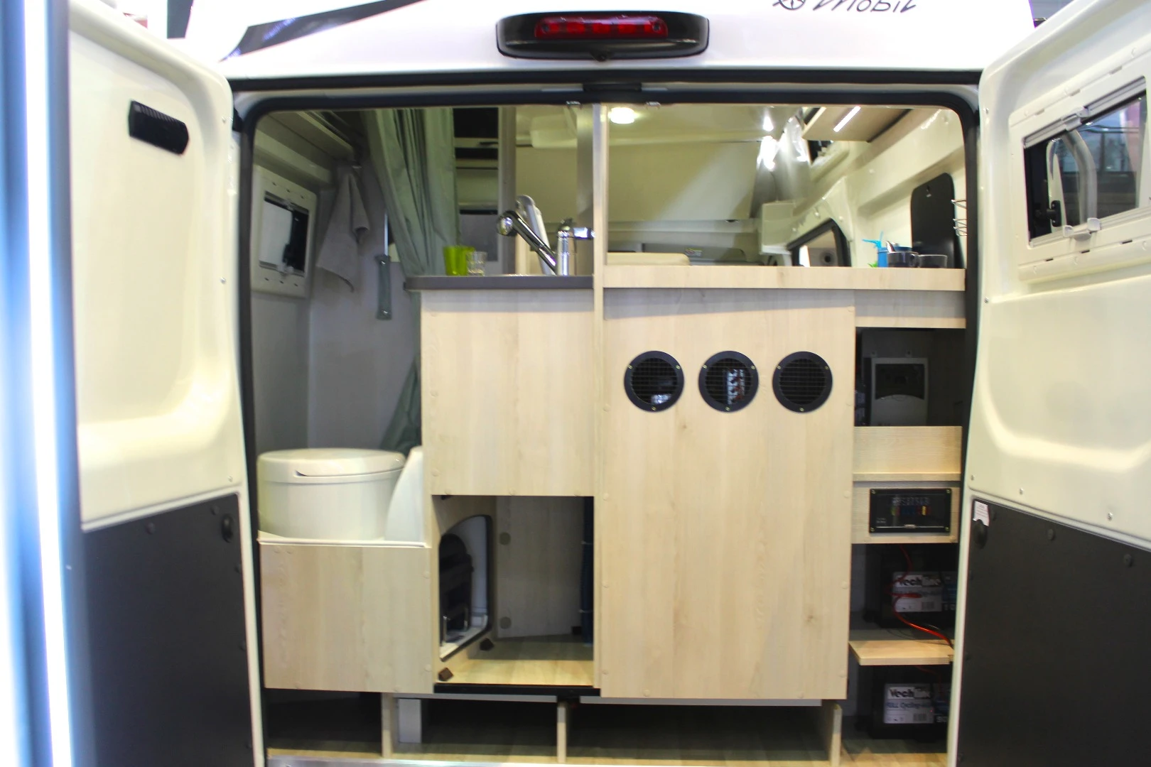 Rear bathroom compartment in the Karmann Dexter 550