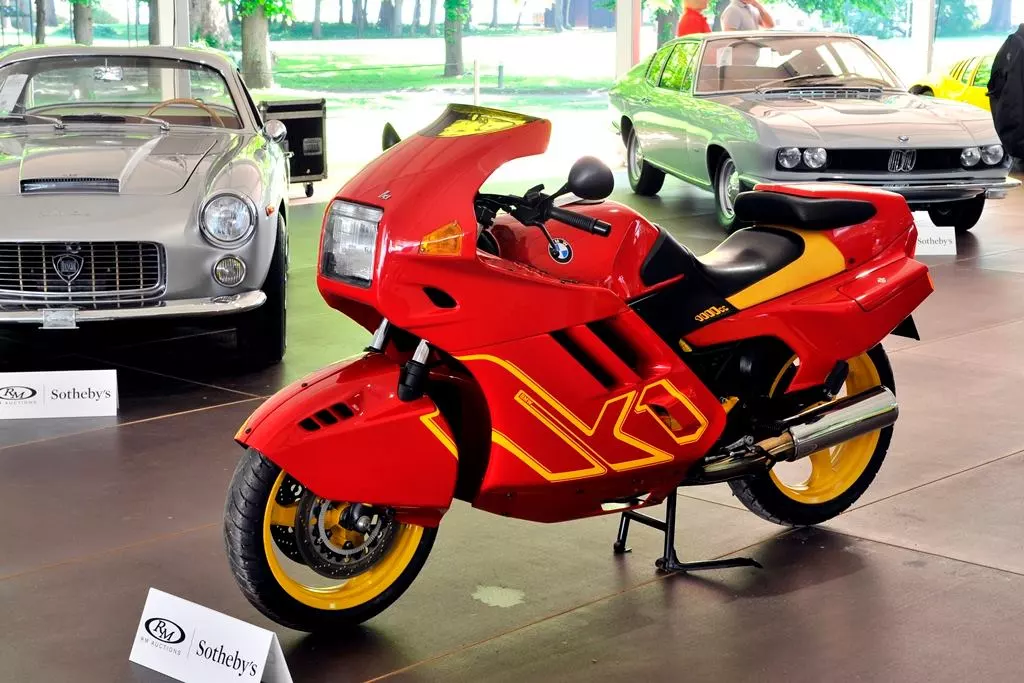 The only motorcycle to go under the auctioneers hammer at Villa Erba in 2015 was this 1992 BMW K1 which fetched €10,530. The bike was donated by BMW specialists Mint Classics of Münster, Germany and 100% of the proceeds, including the buyer’s premium, went to Caritas International in support of earthquake relief in Nepal.