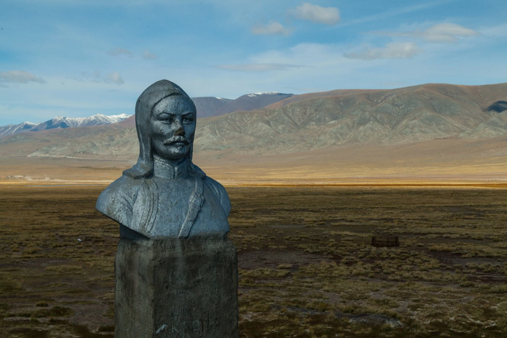 Bust statue, Tolbo