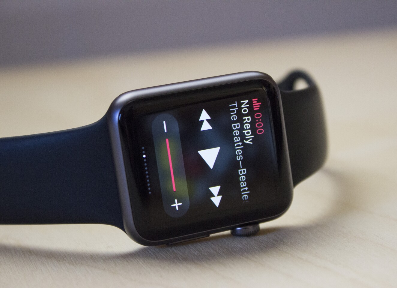 Music control widget ("glance") on the Apple Watch (Photo: Will Shanklin/Gizmag.com)