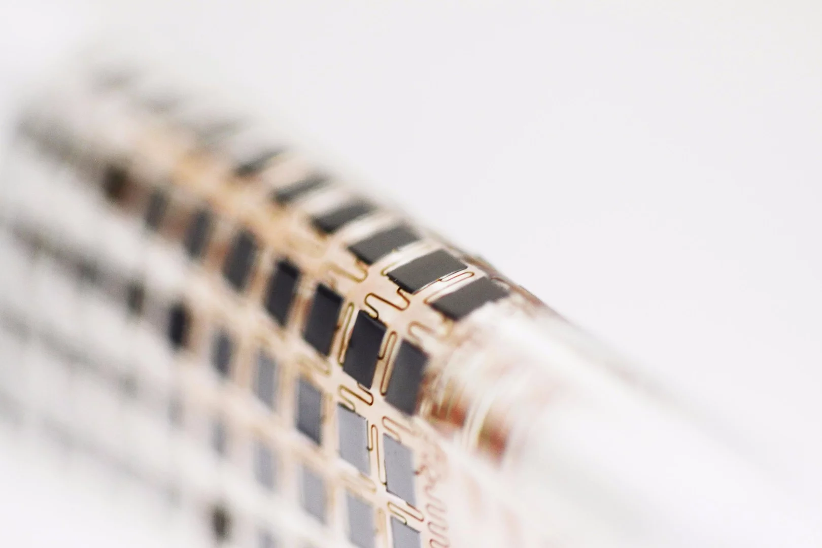 To address some of the problems in building flexible power supplies, the researchers chopped a regular lithium-ion battery up into tiny ultrathin tiles