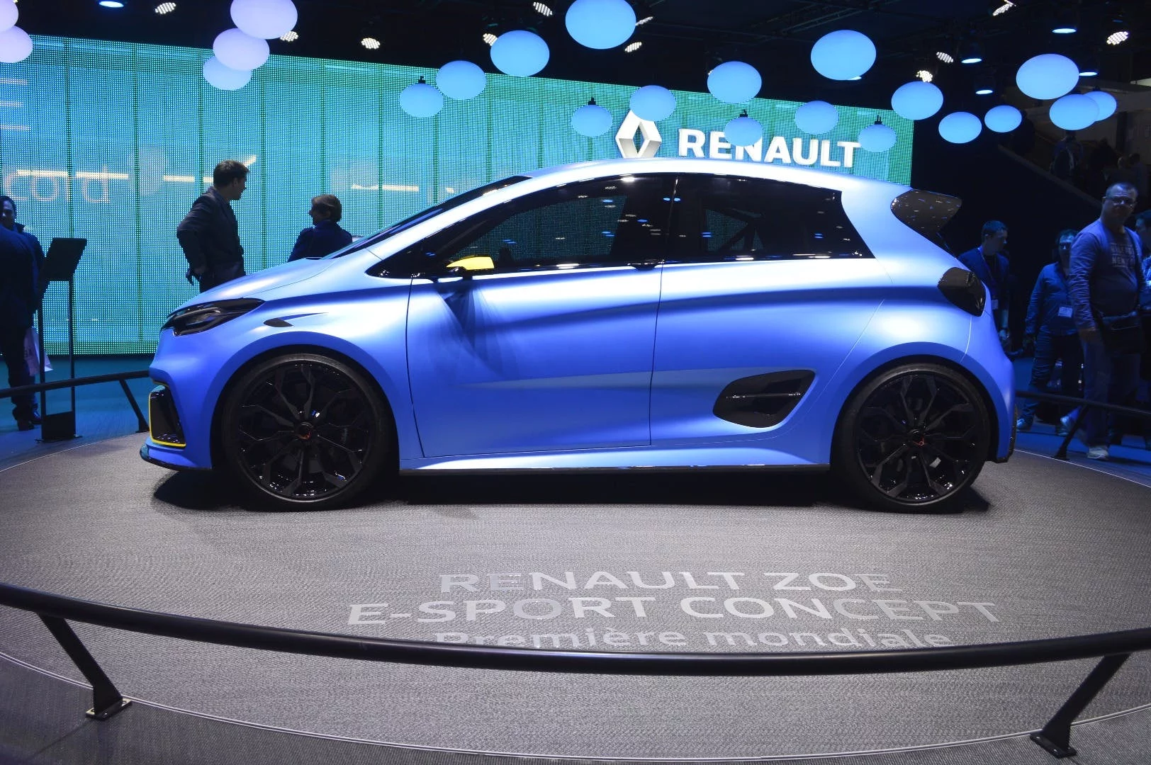 The scoops on the Zoe e-Sport cool the electric powertrain