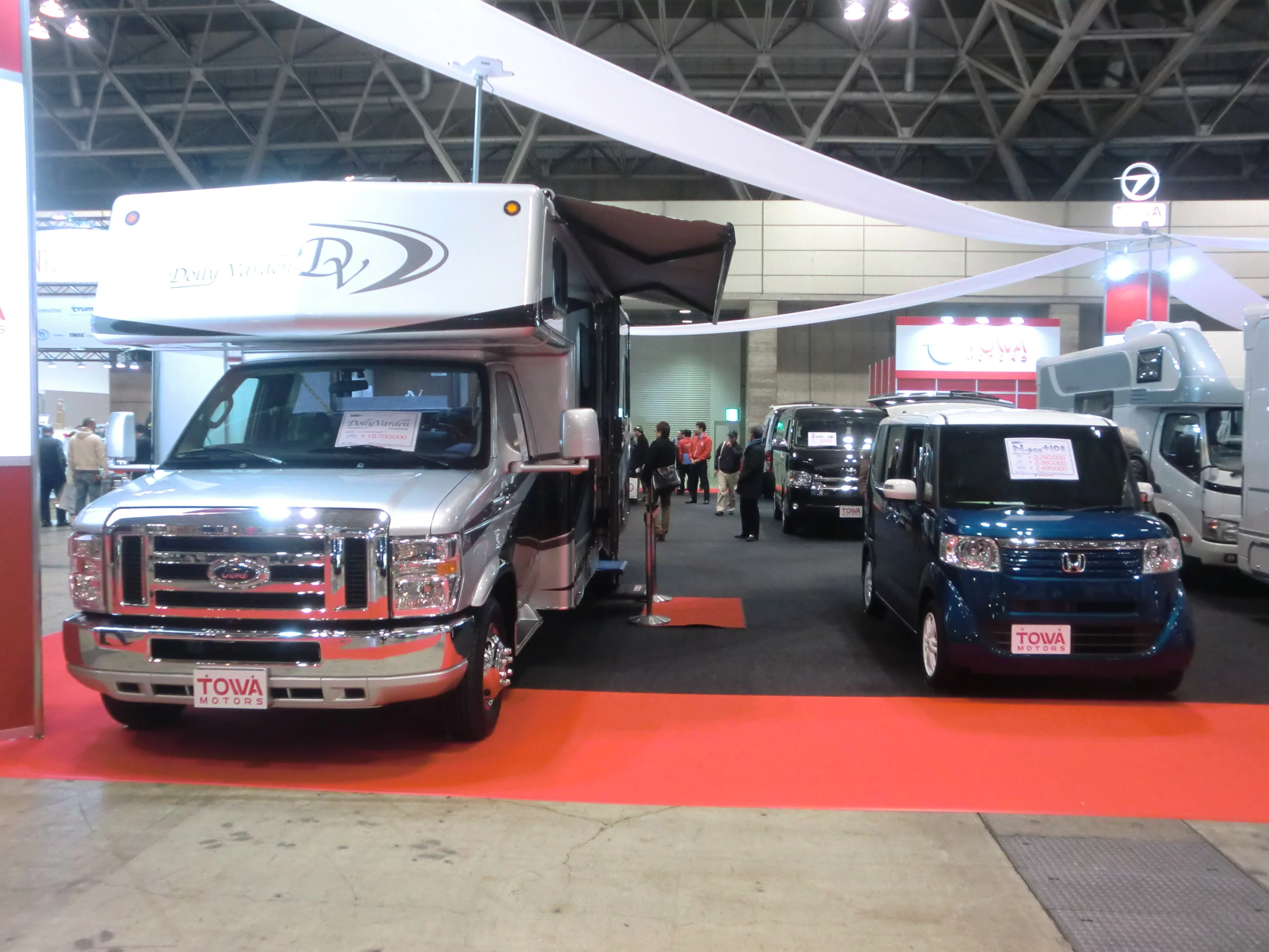 This picture shows the difference in size between Camping in the USA and Camping in Japan (Photo: Stephen Clemenger/Gizmag.com)