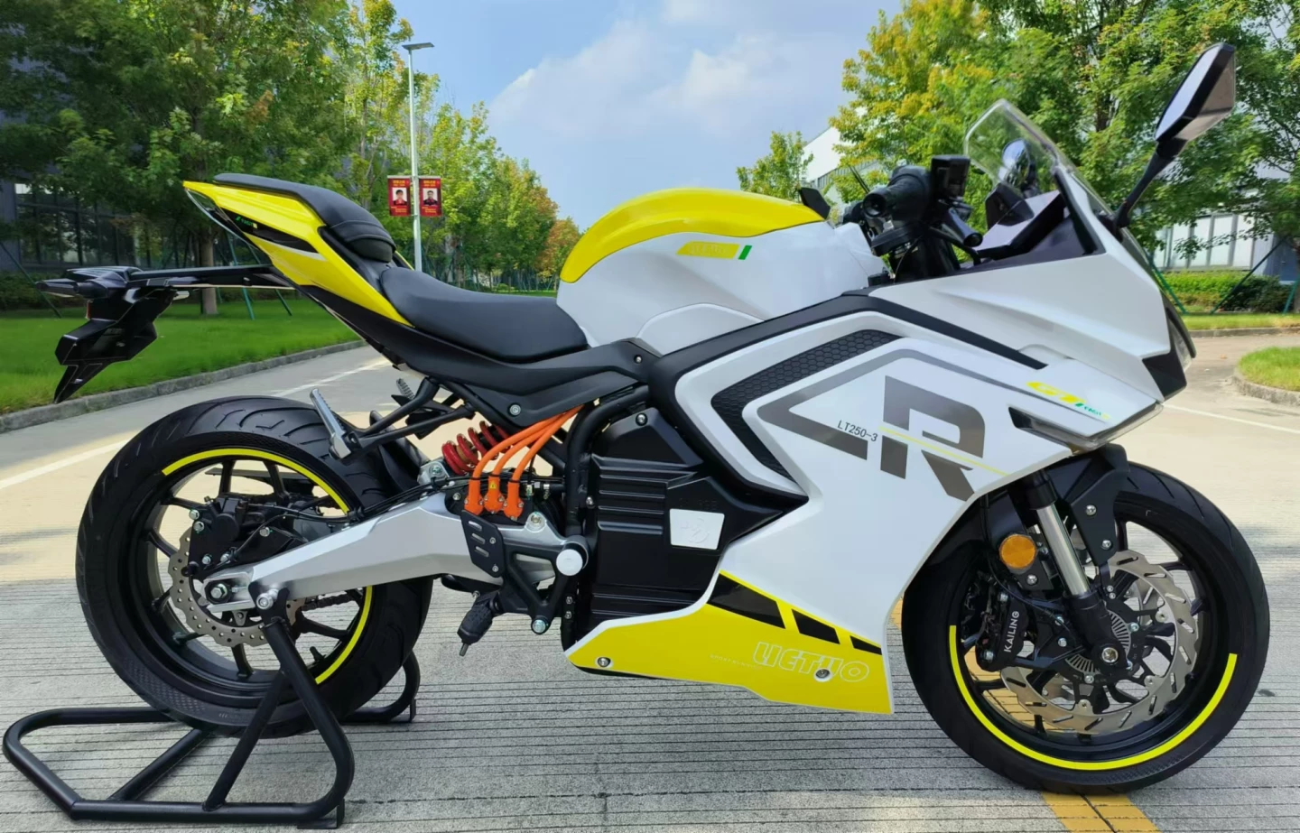 Siekon also exhibited a new model designated the E-LT250SR which will run the same battery and electric motor as the Cruise Prince. With 21 kW (28.2 horsepower) and the vast torque available from an electric motor, the LT250SR was released alongside a 250cc class twin-cylinder sports bike to be known as the LT250SR.