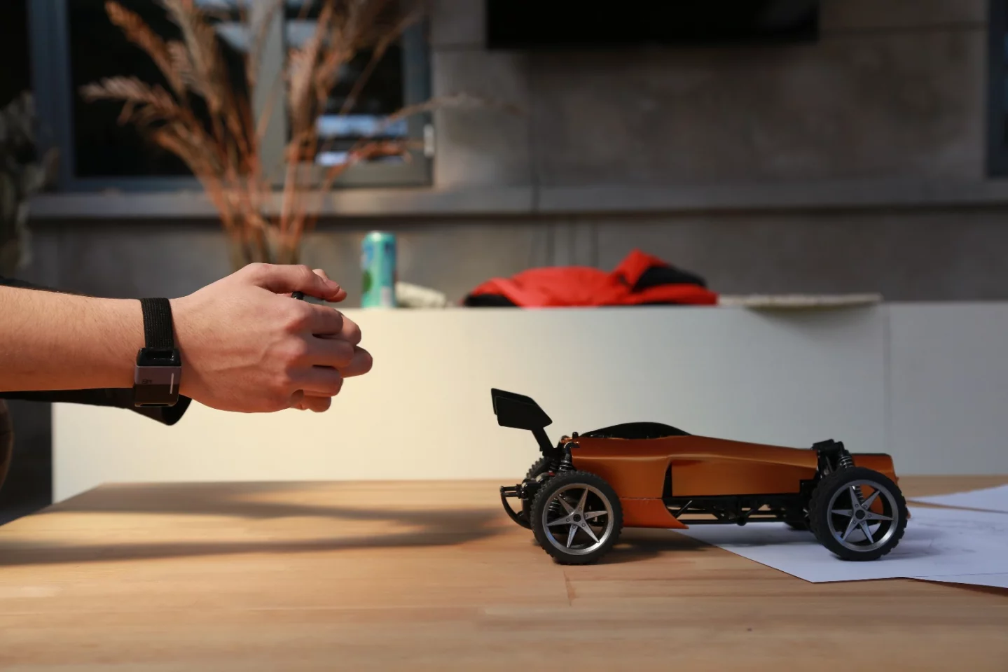 The Ultigesture wristband incorporates an ARM Cortex M4F processor, along with an accelerometer, gyroscope and magnetometer