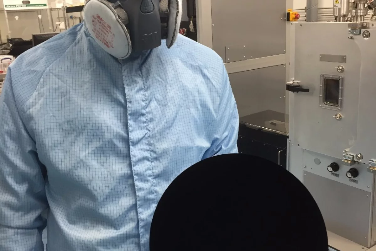 It may look like a circle superimposed on the photo, but this is actually a round object coated in Vantablack S-VIS