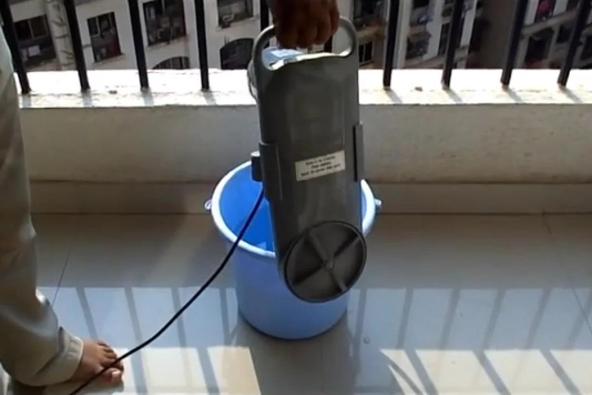 The Venus works with a user-supplied bucket, to wash up to 2.5 kg of clothing in one cycle