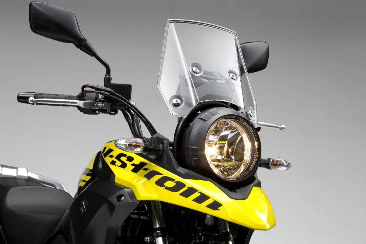Suzuki V-Strom 250 ABS: top screen and giant, hulking headlight that looks like it belongs on a submarine
