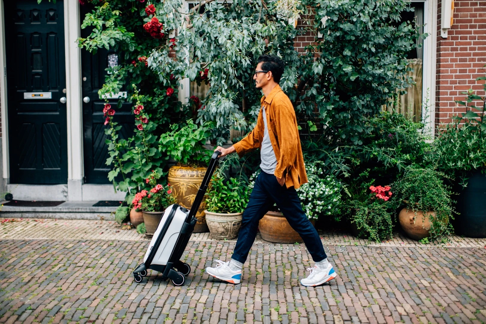 The Boxer has two wheels that can be folded out to create a four-wheel setup