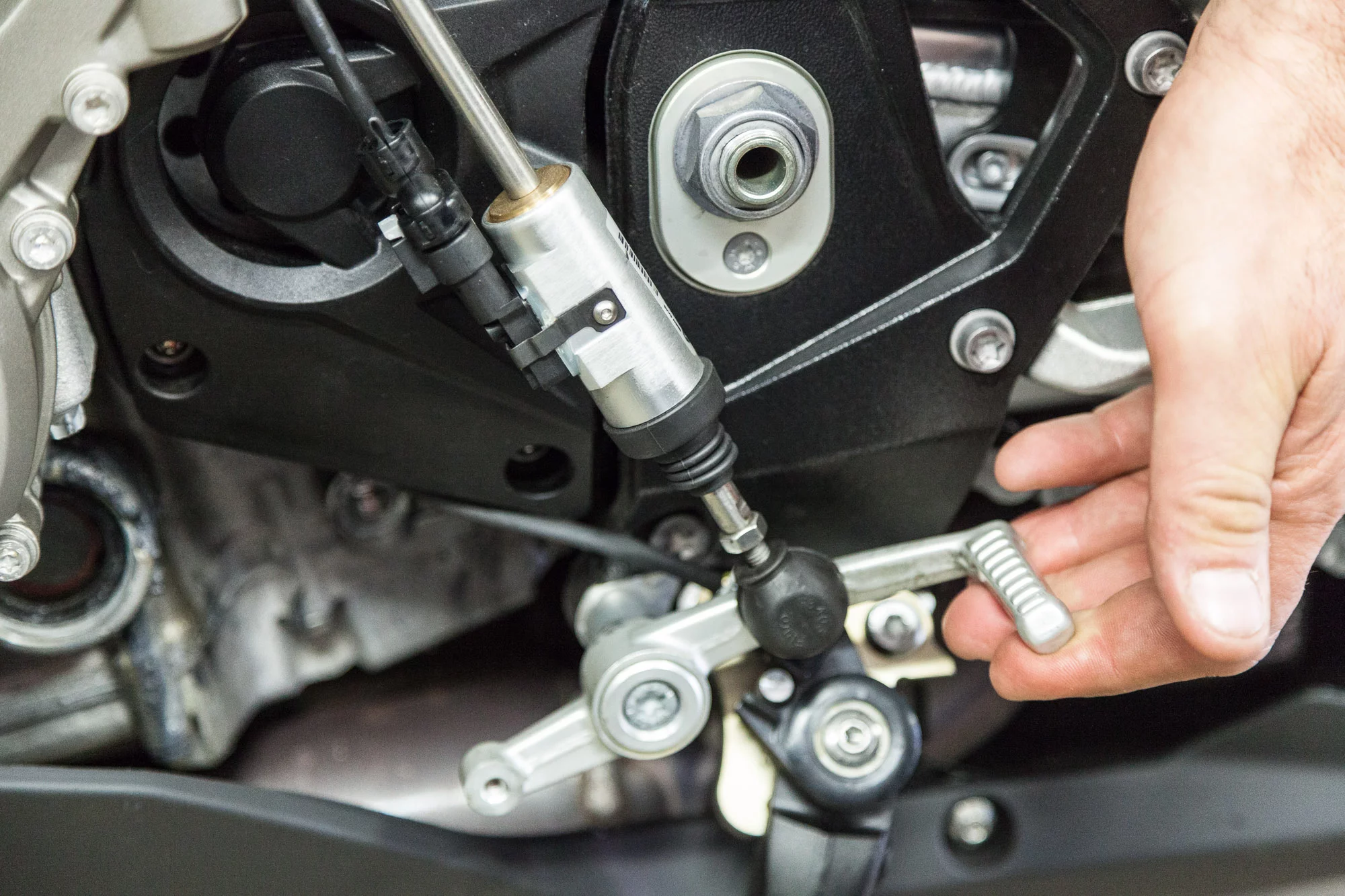 2015 BMW S1000RR: Shift Assistant Pro now gives you clutchless downshifting as well as upshifts (Photo: Chris Blain/Gizmag.com)