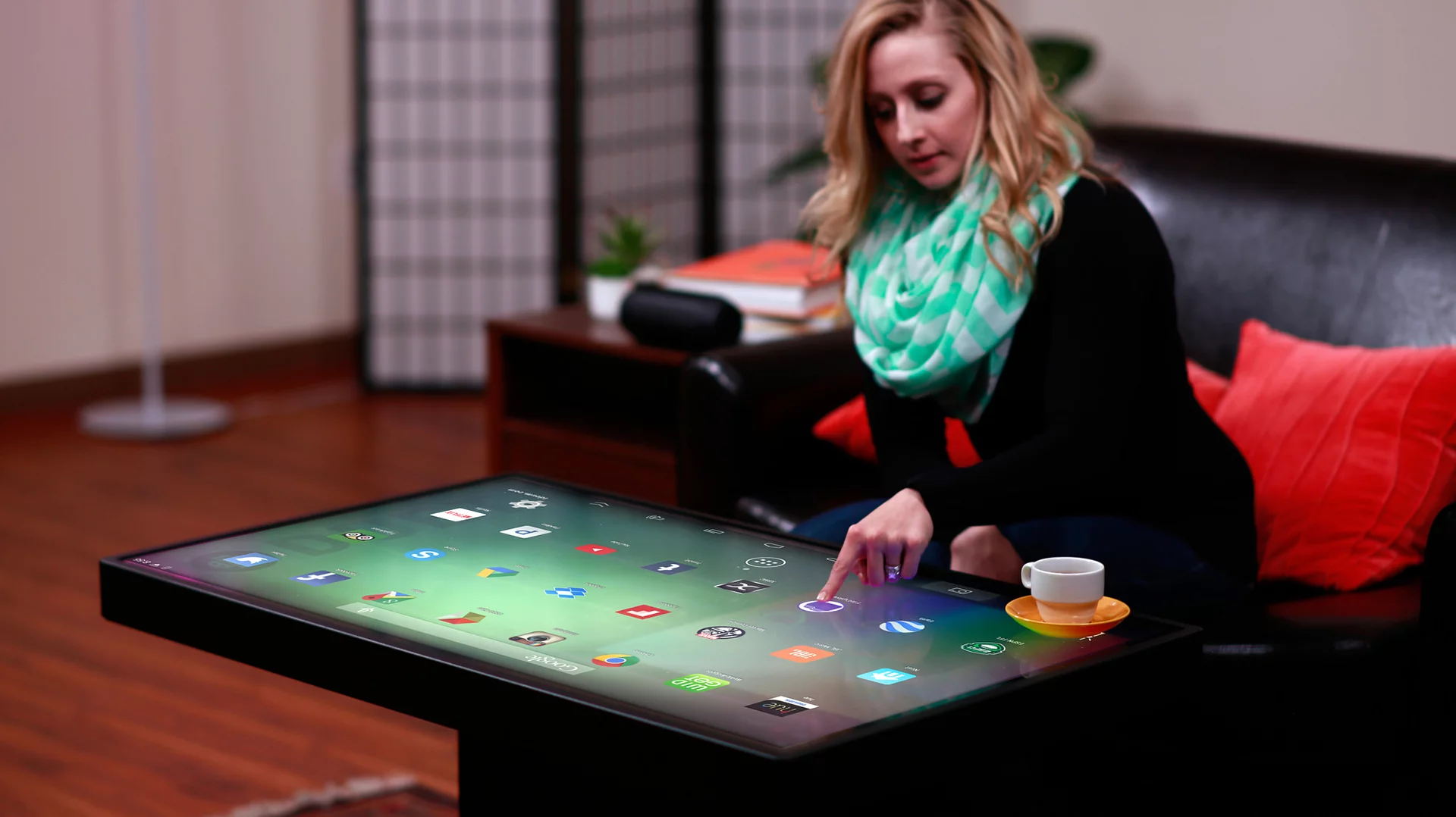 On the Android side of things there’s a 2.0 GHz Rockchip RK3288, coupled with 2 GB RAM and 16 GB on-board storage, expandable up to 32 GB