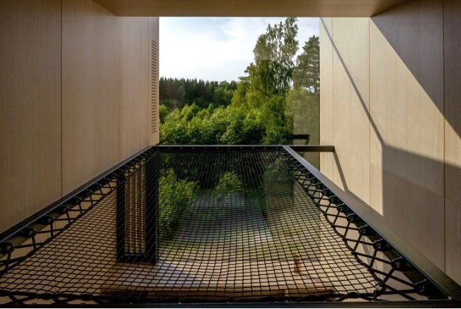 The netted hammock mezzanine creates the illusion of being suspended within the heart of the forest
