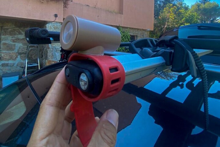 Along with being mounted on the rack, the Veloroof ultrasound sensor can also be attached to the bike's handlebars – plans call for the camera (seen below the brown sensor) to be part of a second version of the product