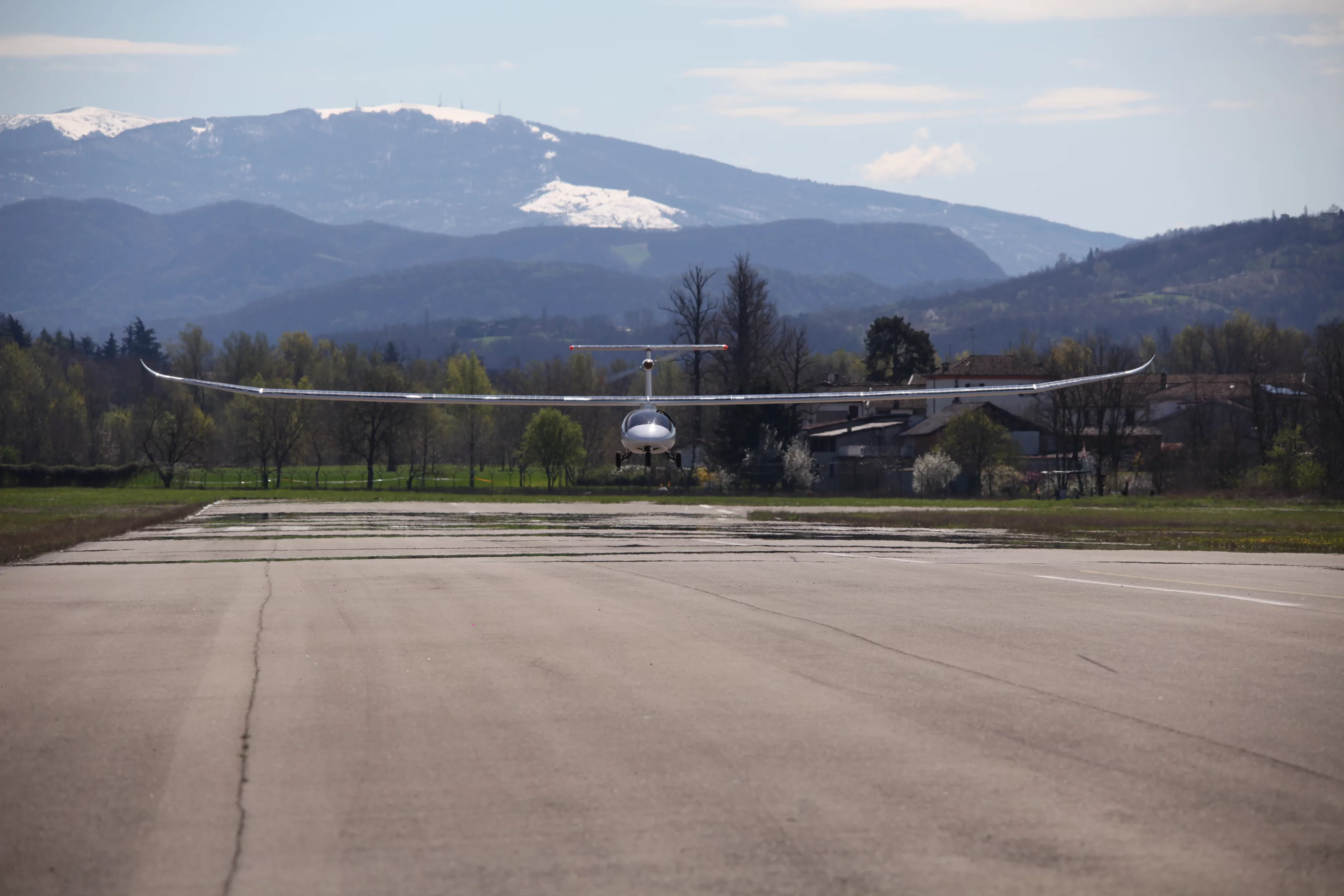 The company says that the Duo is capable of cruising directly on solar power with two people for periods of 12 hours or more