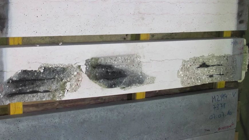 The SAP-containing concrete element resisted temperatures of about 1000 °C, and its capacitance was preserved. The slab made of concrete without SAP showed some severe damage which reduced the loading capacity of the slab and raised the risk of a collapse