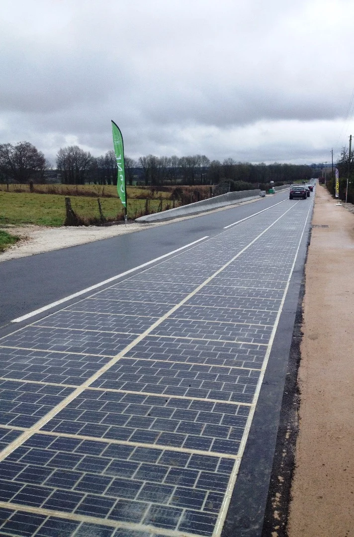 2,880 photovoltaic panels have been installed between the south exit of Route RD5 at Tourouvre to where it meets the N12 at le Gué-à-Pont for the Wattway trial