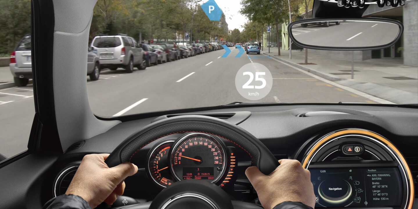 Directions are projected onto the street in front of you (Photo: Emily Price/Gizmag.com)