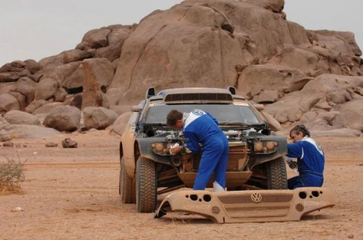 Carlos Sainz and Michel Périn set to work in the middle of nowhere